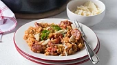 Rizoto s italskou klobásou a rajčátky, Rizoto z trouby je přímo geniální recept! Dokonale krémové, plné chuti a téměř bez práce... Při přípravě (nejen) této večeře vám bude neocenitelným pomocníkem sada nádobí