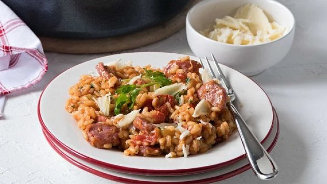 Rizoto s italskou klobásou a rajčátky, Rizoto z trouby je přímo geniální recept! Dokonale krémové, plné chuti a téměř bez práce... Při přípravě (nejen) této večeře vám bude neocenitelným pomocníkem sada nádobí