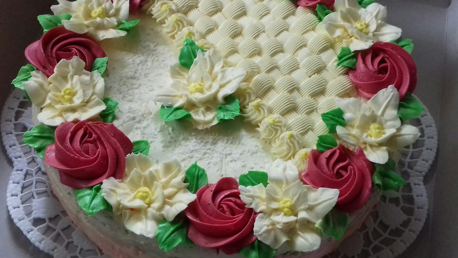 Rozkvetlý dort s máslovými růžičkami