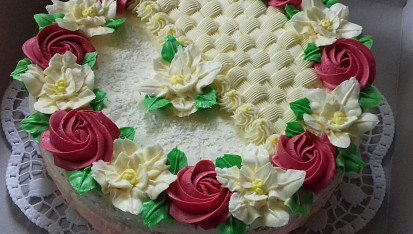 "Rozkvetlý" dort s máslovými růžičkami