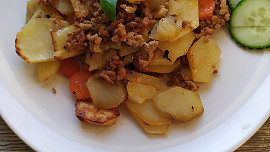 Rychlé zapečené brambory s mletým masem a mrkví