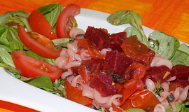 Těstoviny s  omáčkou  z rajčat a červené řepy