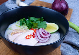 Thajská pálivá kuřecí polévka (Každodenní vaření je skvělé čas od času obohatit o nějaký netradiční recept.)