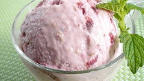 Třešňovo-rebarborová zmrzlina s tvarohem