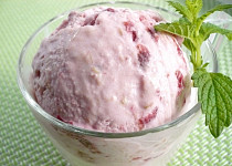 Třešňovo - rebarborová zmrzlina s tvarohem