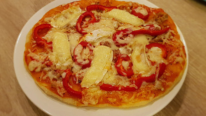 Tvarohová pizza, Pizza s kecupovym zakladem. Tunak, paprika, hermelin a nastrouhany syr.