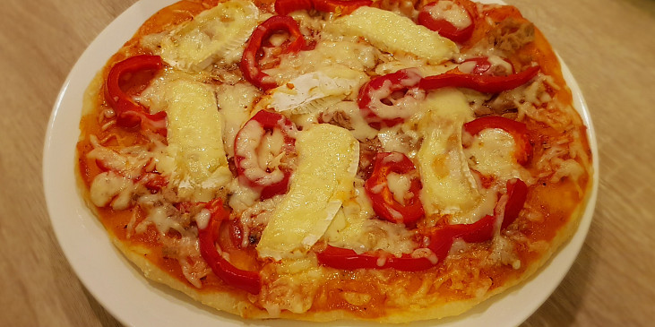 Pizza s kecupovym zakladem. Tunak, paprika, hermelin a nastrouhany syr.
