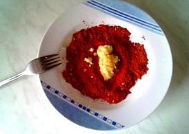 Vepřové vařené maso v pikantní pastě, Paprika a lisovaný česnek