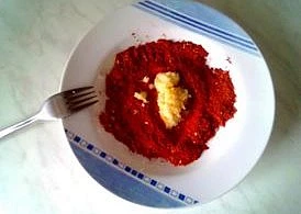 Vepřové vařené maso v pikantní pastě, Paprika a lisovaný česnek