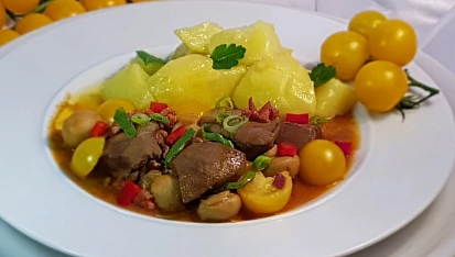 Žampionová krůtí játra s uzenou slaninou a cherry rajčátky
