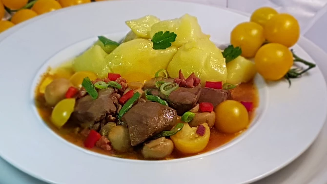 Žampionová krůtí játra s uzenou slaninou a cherry rajčátky