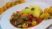 Žampionová krůtí játra s uzenou slaninou a cherry rajčátky