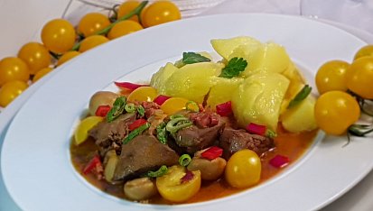Žampionová krůtí játra s uzenou slaninou a cherry rajčátky