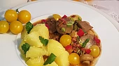 Žampionová krůtí játra s uzenou slaninou a cherry rajčátky