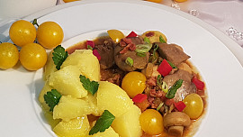 Žampionová krůtí játra s uzenou slaninou a cherry rajčátky