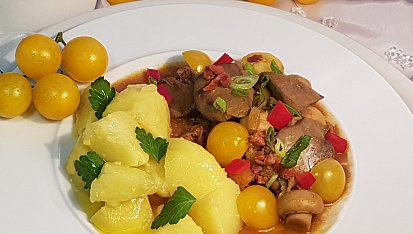Žampionová krůtí játra s uzenou slaninou a cherry rajčátky