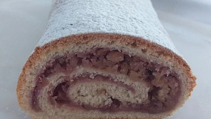 Závin plněný ořechy s marmeládou