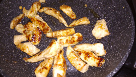 Bramboráčky s kuřecími hranolky