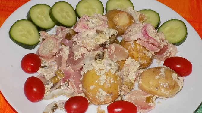 Brambory zapékané s ředkvičkou a cibulkou