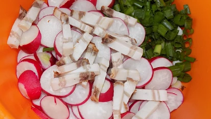 Brambory zapékané s ředkvičkou a cibulkou