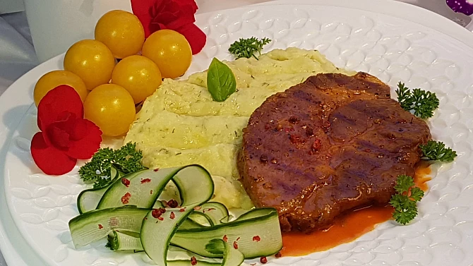 Grilovaná krkovice a bramborovo-květáková kaše s koprem