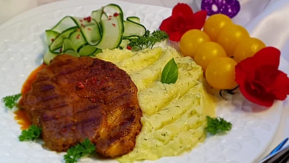 Grilovaná krkovice a bramborovo-květáková kaše s koprem