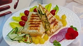 Grilovaná tortilla plněná kuřecím na pórku