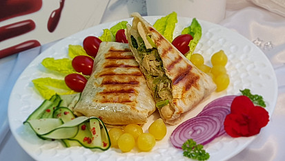 Grilovaná tortilla plněná kuřecím na pórku