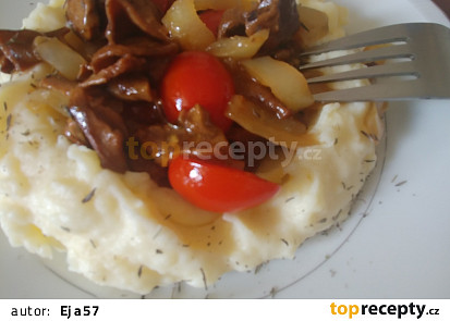 Houbovo papriková směs s rajčaty, podávaná s bramborovou kaší
