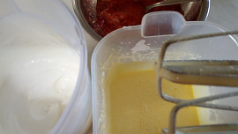 Jahodová smetanová zmrzlina