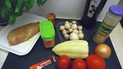 Kuřecí prsa s rajčaty, paprikou a žampiony