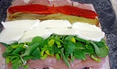 Kuřecí rolka s pečenými paprikami a mozzarellou
