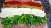 Kuřecí rolka s pečenými paprikami a mozzarellou