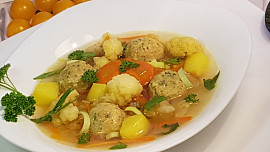 Květákovo-pórková polévka a drožďové knedlíčky s koprem