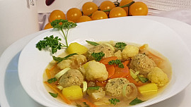 Květákovo-pórková polévka a drožďové knedlíčky s koprem