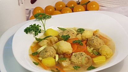 Květákovo-pórková polévka a drožďové knedlíčky s koprem