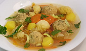 Květákovo-pórková polévka a drožďové knedlíčky s koprem