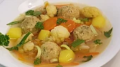 Květákovo-pórková polévka a drožďové knedlíčky s koprem