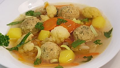 Květákovo-pórková polévka a drožďové knedlíčky s koprem