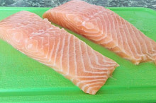 Filet z lososa umyjeme a odstraníme z něj kůži (můžeme ji ale klidně nechat). Filet rozkrojíme.