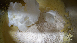 Piškotová bublanina z celozrnné mouky