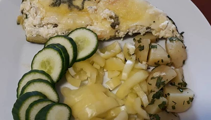 Plněná cuketa, zapečená s mozzarellou