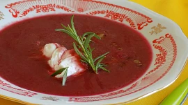 Polévka z červené řepy se ztraceným vejcem a slaninou