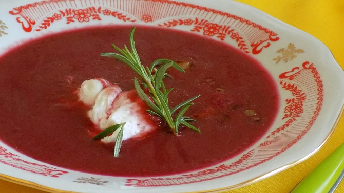 Polévka z červené řepy se ztraceným vejcem a slaninou