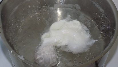Polévka z červené řepy se ztraceným vejcem a slaninou