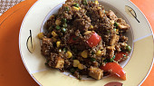 Quinoa s uzeným tofu, zeleninou a kešu