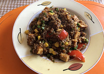 Quinoa s uzeným tofu, zeleninou a kešu