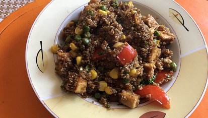 Quinoa s uzeným tofu, zeleninou a kešu