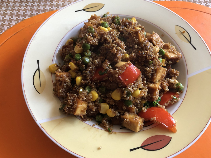 Quinoa s uzeným tofu, zeleninou a kešu
