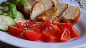 Rohlíkovo-masová nádivka pečená v kuřecích kůžích